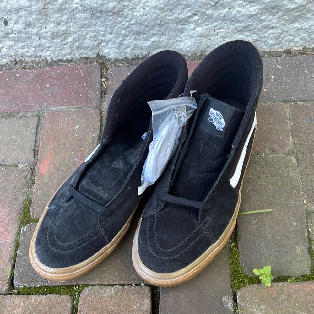 NWT Black Sk8hi Mid Vans, gum sole